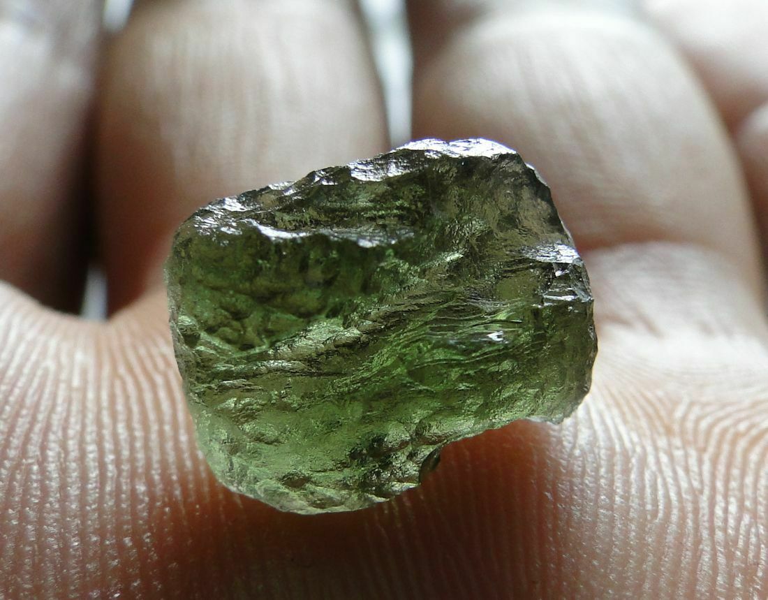 Joaillerie : tout savoir sur la moldavite, la pierre verte venue du ciel –  La Sœur de la Mariée